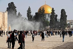 اسرائیلی فوج کے مسجد الاقصی پر حملے میں اب تک 215 فلسطینی زخمی