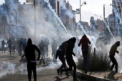 بارانی از گاز اشک آور و بمب صوتی/ بازداشت یک زن و خبرنگار در درگیری‌های قدس اشغالی