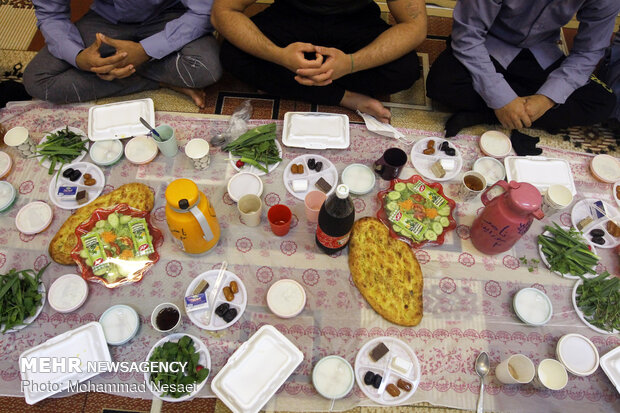 افطاری در کانون اصلاح و تربیت گلستان