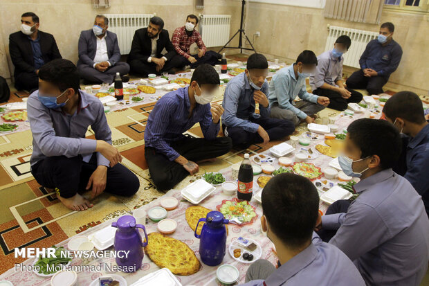 افطاری در کانون اصلاح و تربیت گلستان