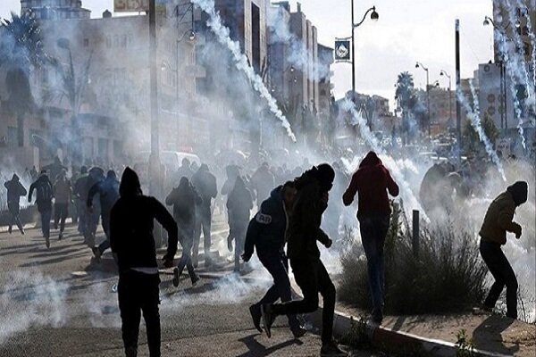 بارانی از گاز اشک آور و بمب صوتی/ بازداشت یک زن و خبرنگار