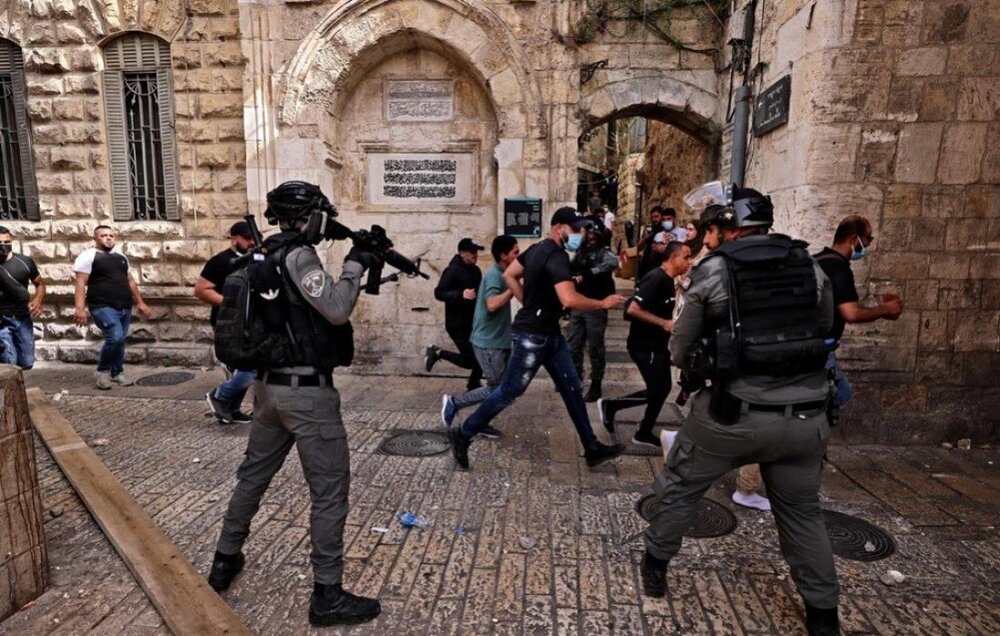 Zionist attack at al-Aqsa leaves one martyred, 200 injured
