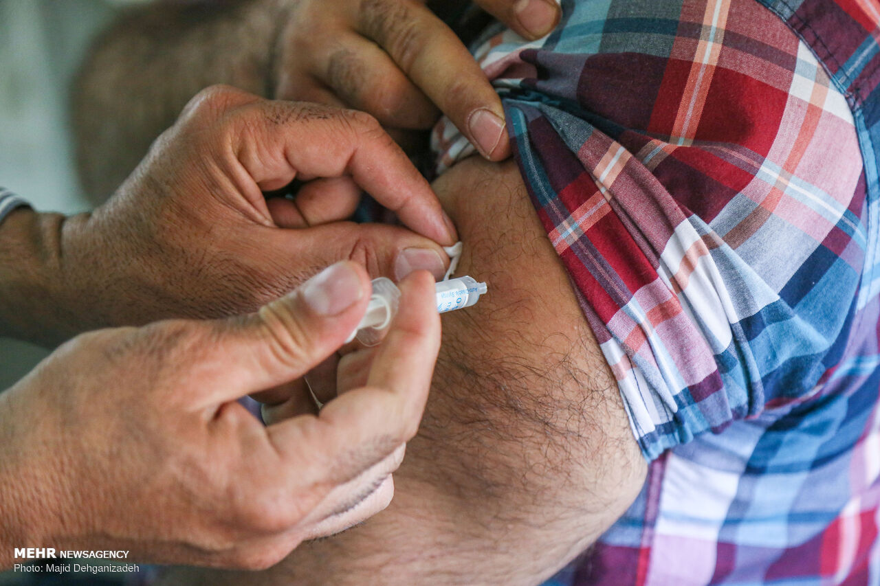 خطر در کمین سالمندانی که واکسن نمی‌زنند/ به شایعات توجه نکنید