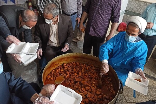 دانشجویان بجنوردی در روز آخر ماه رمضان ۱۵۰۰ غذای نذری توزیع کردند