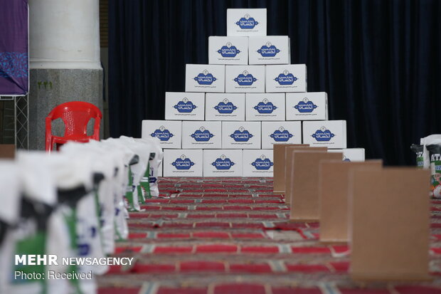 آیین اهدای بسته های معیشتی در طرح احسان رمضان در قم