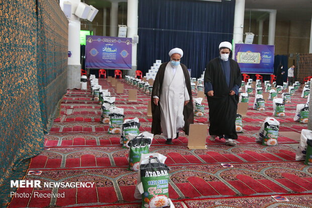 آیین اهدای بسته های معیشتی در طرح احسان رمضان در قم