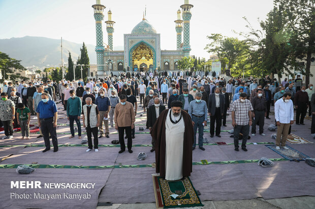 اقامه نماز عید فطر در امامزاده پنج تن لویزان