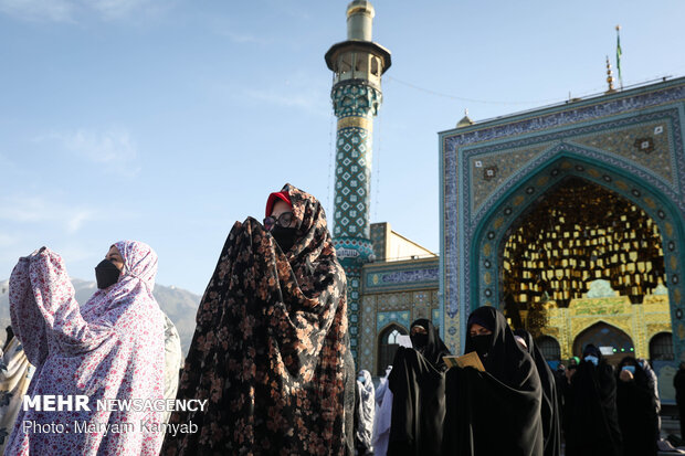 اقامه نماز عید فطر در امامزاده پنج تن لویزان