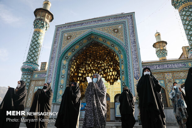 اقامه نماز عید فطر در امامزاده پنج تن لویزان