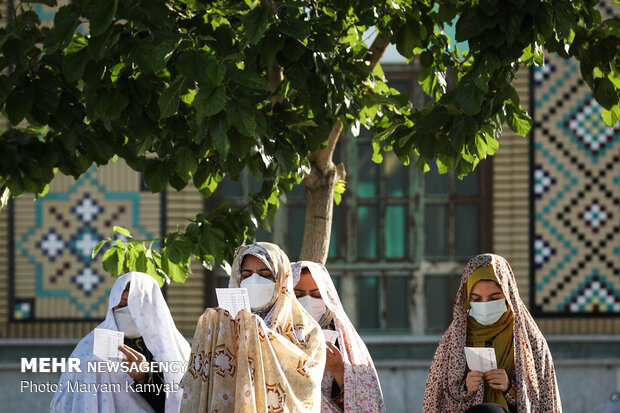 اقامه نماز عید فطر در امامزاده پنج تن لویزان