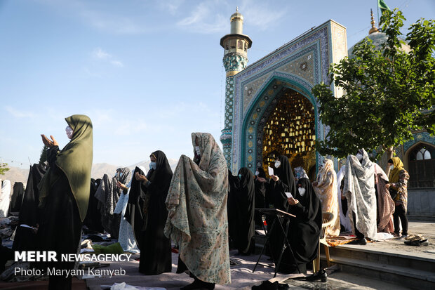 اقامه نماز عید فطر در امامزاده پنج تن لویزان