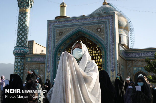 اقامه نماز عید فطر در امامزاده پنج تن لویزان