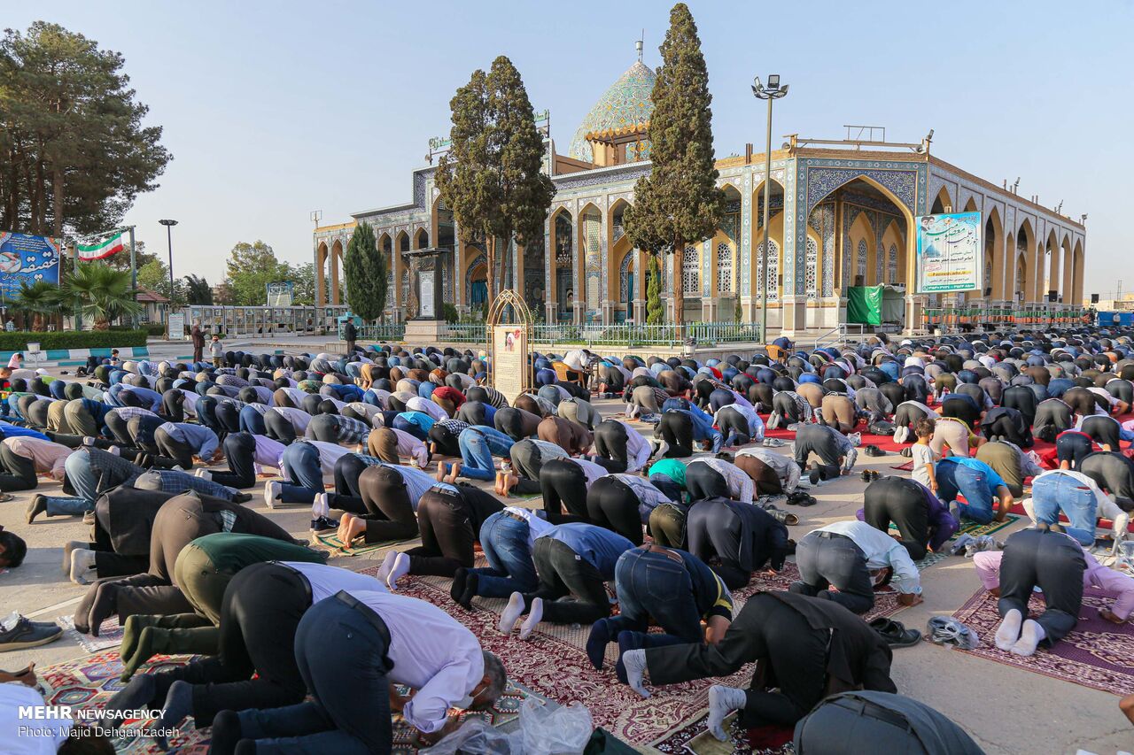 İran'ın dört bir yanında bayram namazı coşkuyla kılındı