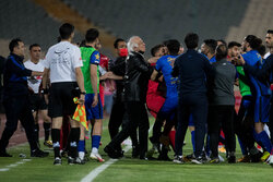لباس «حرفه‌ای» بر تن فوتبال ایران گشاد است