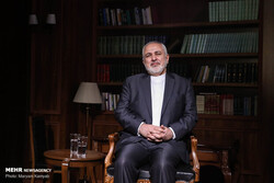 ظريف يغرّد على انتهاء حكم رئيس وزراء الكيان الصهيوني باللغة العربية