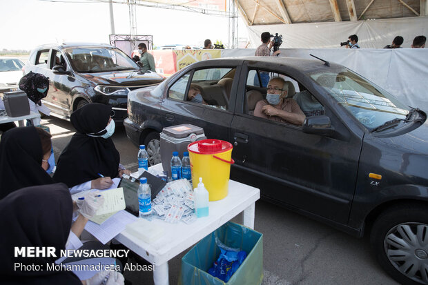 Vaccination of elderly in automobiles in Tehran