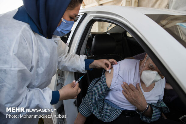 Vaccination of elderly in automobiles in Tehran