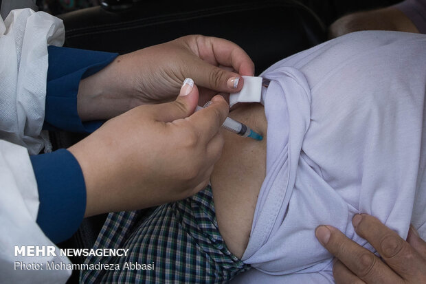 Vaccination of elderly in automobiles in Tehran