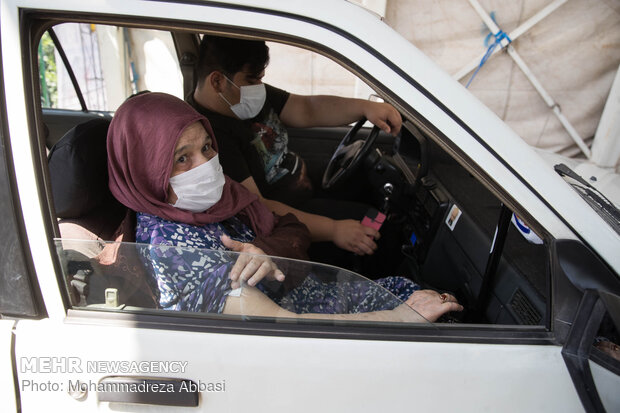 Vaccination of elderly in automobiles in Tehran