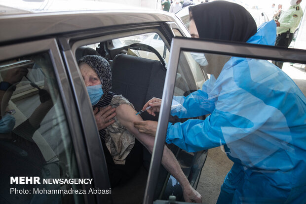 Vaccination of elderly in automobiles in Tehran