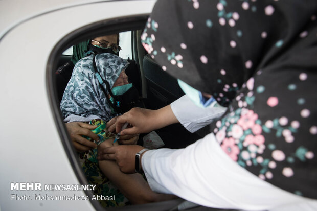 Vaccination of elderly in automobiles in Tehran