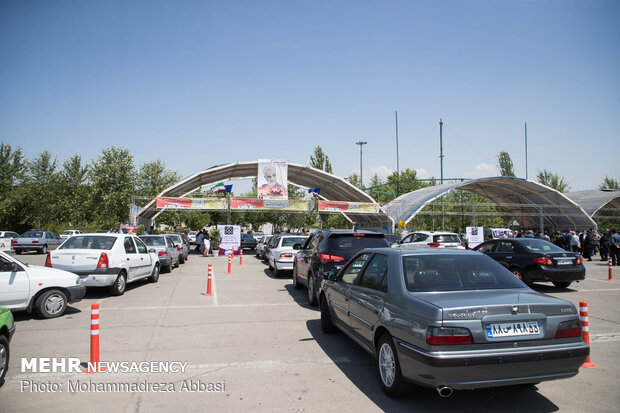 Vaccination of elderly in automobiles in Tehran