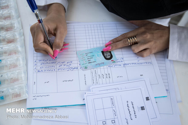 Vaccination of elderly in automobiles in Tehran