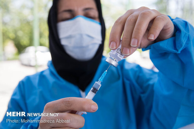 Vaccination of elderly in automobiles in Tehran