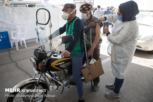 Vaccination of elderly in automobiles in Tehran