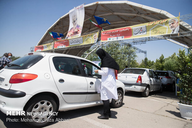 Vaccination of elderly in automobiles in Tehran