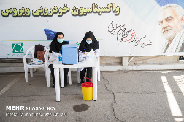 Vaccination of elderly in automobiles in Tehran