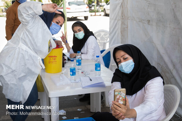 Vaccination of elderly in automobiles in Tehran