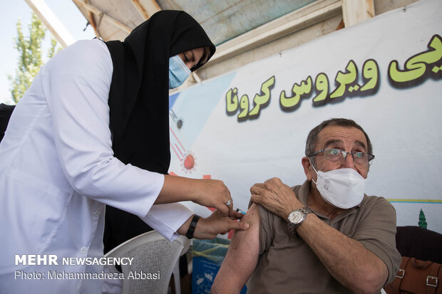 Vaccination of elderly in automobiles in Tehran