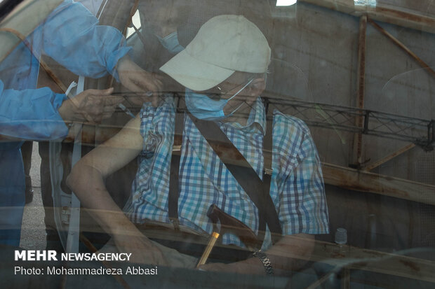 Vaccination of elderly in automobiles in Tehran