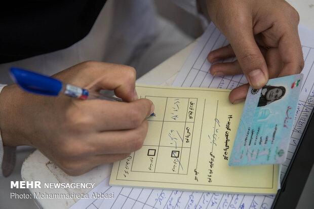 Vaccination of elderly in automobiles in Tehran