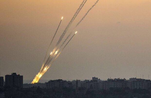 صواريخ المقاومة الفلسطينية تُزيّن سماء غزّة وسط فرحة الأهالي 