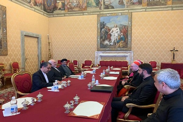 وزير الخارجية الايراني يلتقي بابا الفاتيكان فرنسيس 