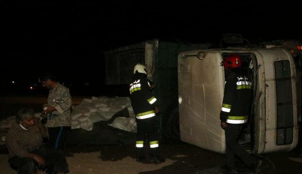 واژگونی یک دستگاه تریلر کشنده در بزرگراه شهید اقارب پرست اصفهان