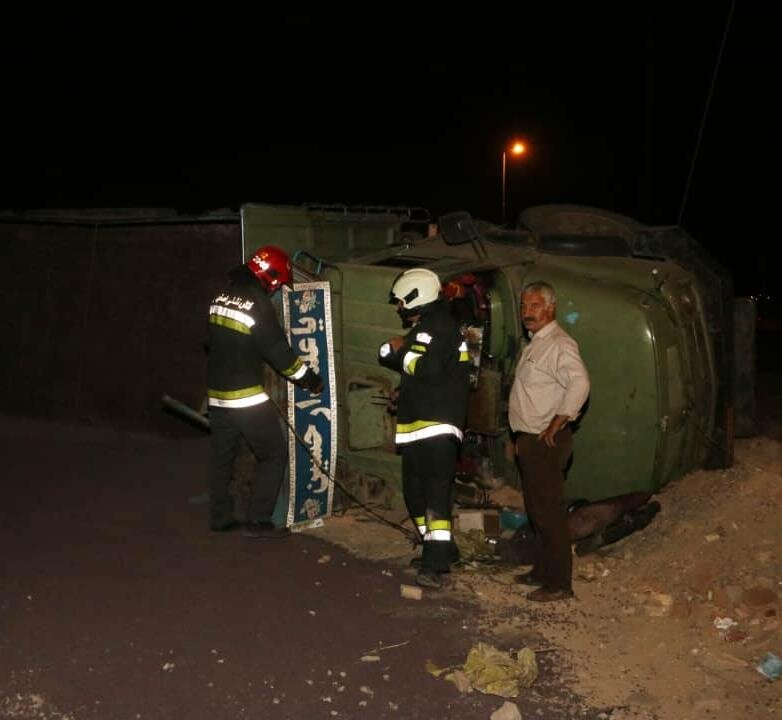 حادثه عجیب ترافیکی در اصفهان /۳ کامیون همزمان واژگون شدند