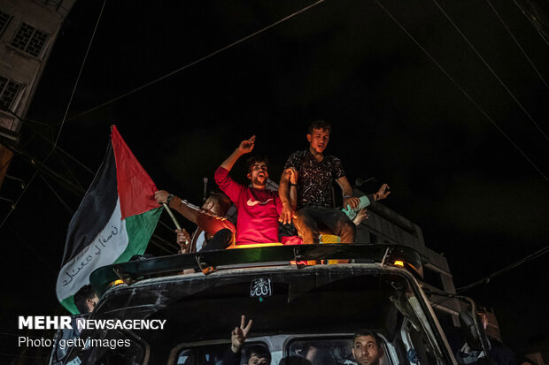 شادی اهالی غزه و کرانه باختری از پیروزی مقاومت فلسطین