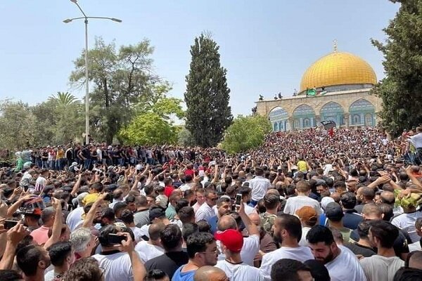 دهها هزار فلسطینی با حضور در مسجدالاقصی نماز جمعه را اقامه کردند