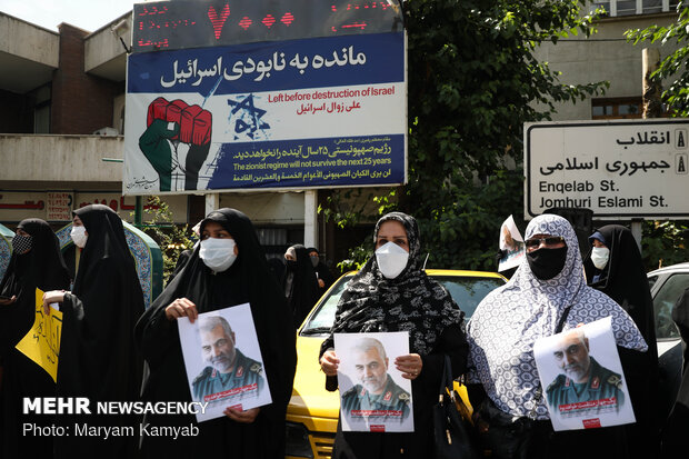 People in Tehran hold pro-Palestinian rally