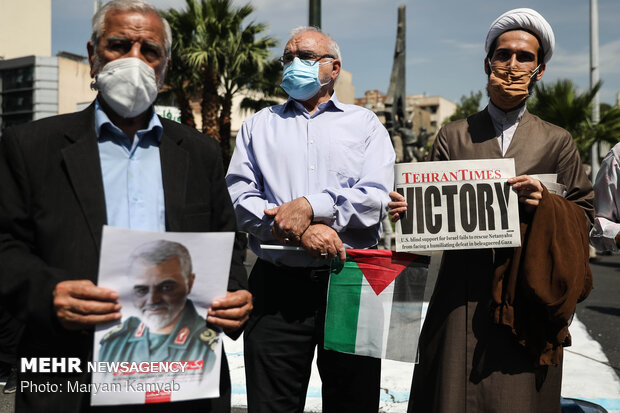 People in Tehran hold pro-Palestinian rally