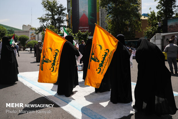 People in Tehran hold pro-Palestinian rally