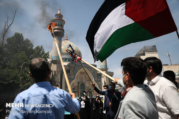 People in Tehran hold pro-Palestinian rally