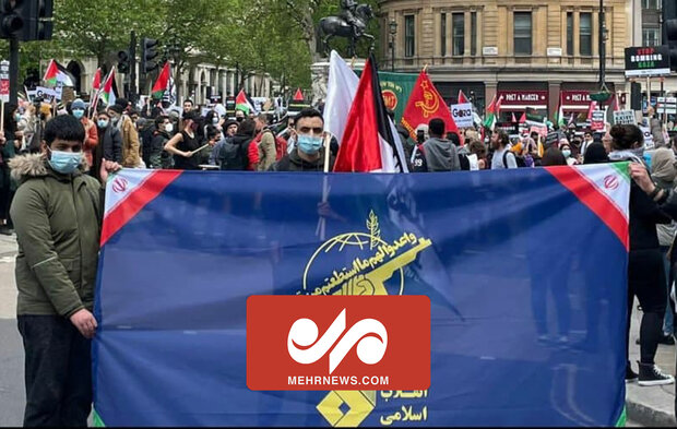 نمایش پرچم بزرگ سپاه در تظاهرات لندن