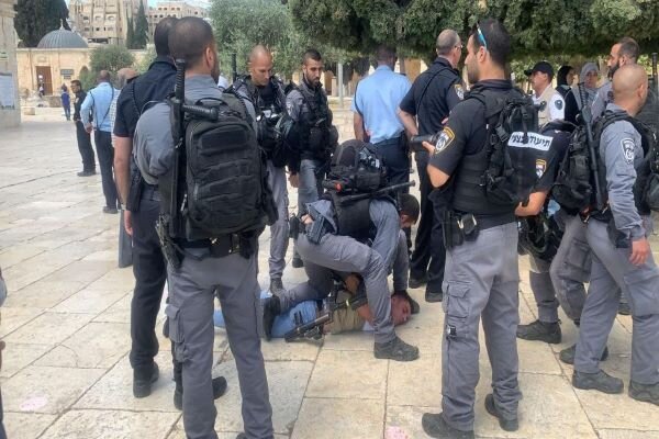 VIDEO: Zionists clash with Palestinian worshipers at Al-Aqsa 