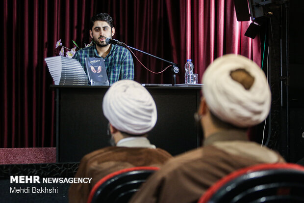 رونمایی کتاب "دستور از خمینی" در قم