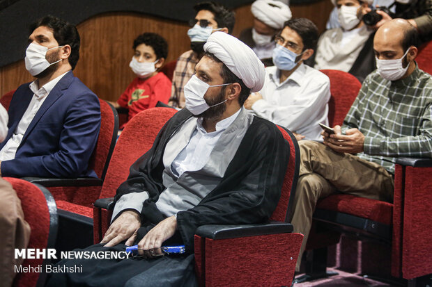 رونمایی کتاب "دستور از خمینی" در قم