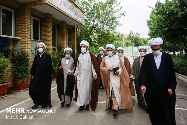 رونمایی کتاب "دستور از خمینی" در قم